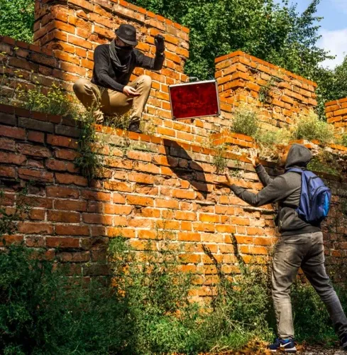 Krakow CITY GAME HIDING IN THE SHADOW